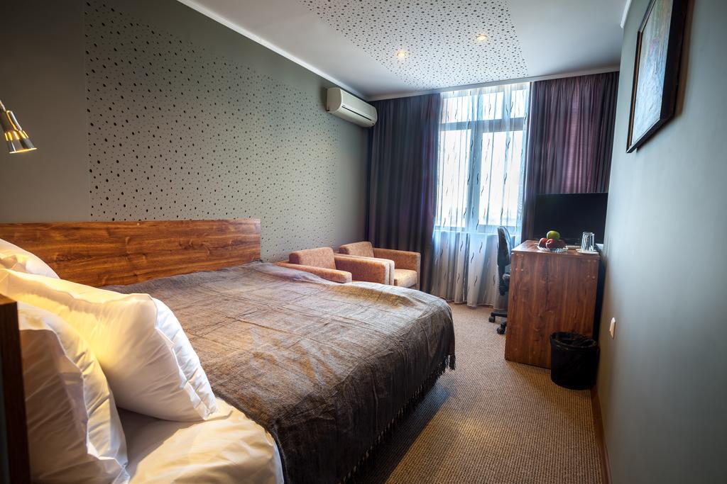 Panorama Top Floor Rooms in Hotel Tundzha Yambol Buitenkant foto